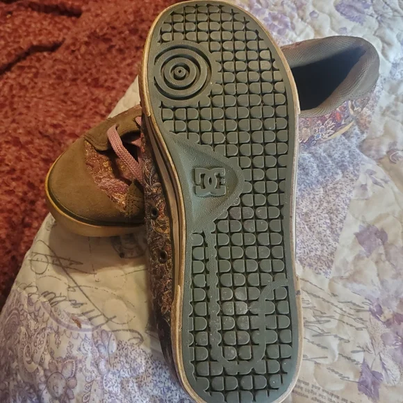 SHOECOUSA  Beige soles.Multi floral print casual/ sport& dressy lace up … - Picture 3 of 3